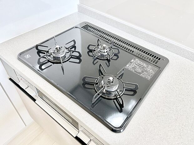 【Siセンサーコンロ】ガスコンロはSiセンサー搭載。火力調節や焦げ付き・消し忘れも防いでくれます。