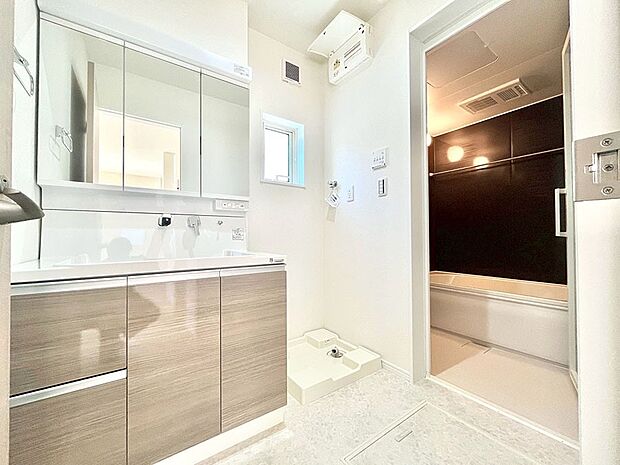 【脱衣場】清潔感のある快適空間です。毎日の身支度も気持ち良くお使い頂けます。