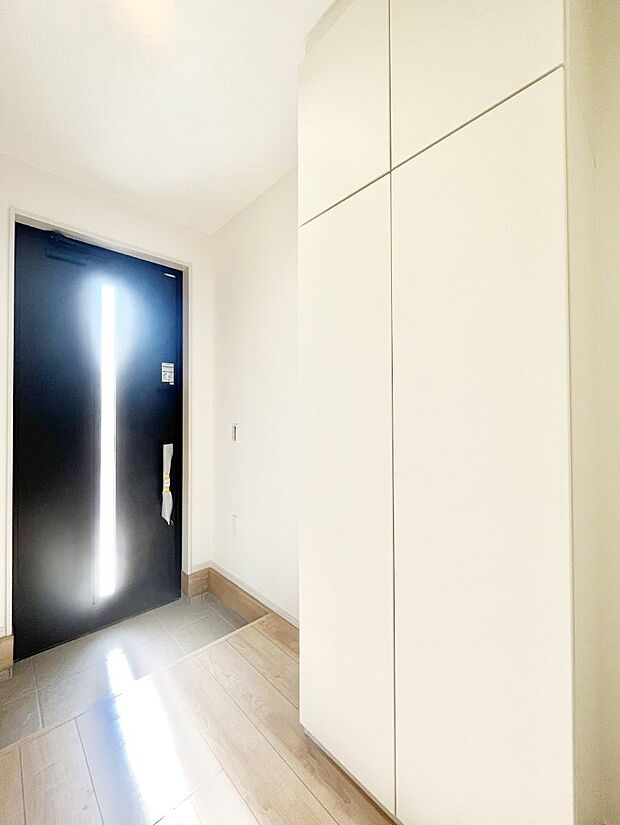 【玄関】ガラススリットの入った玄関ドアが室内に光を届けてくれます