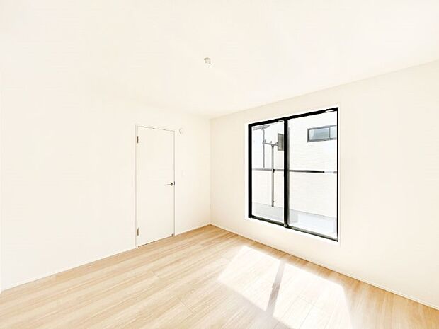 【寝室】バルコニーが明るさと開放感を演出!朝スッキリと目覚められそうですね。