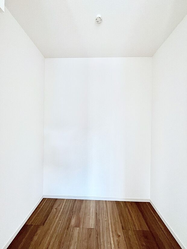 【ウォークインクローゼット】ウォークインクローゼット付きで生活空間を広く利用できます。