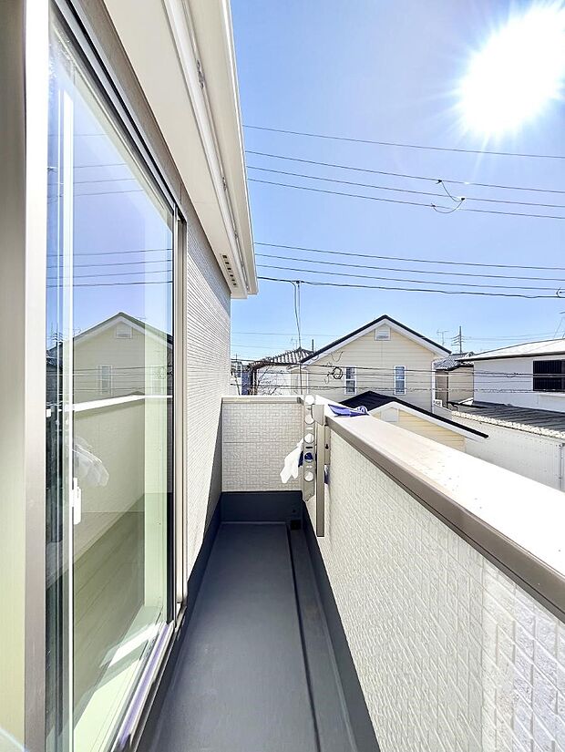 【バルコニー】南向きのバルコニー!ご家族の洗濯物はもちろん、お布団もたっぷり干せます!