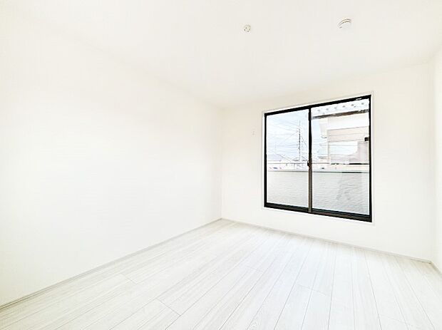 【寝室】バルコニーが明るさと開放感を演出!朝スッキリと目覚められそうですね。