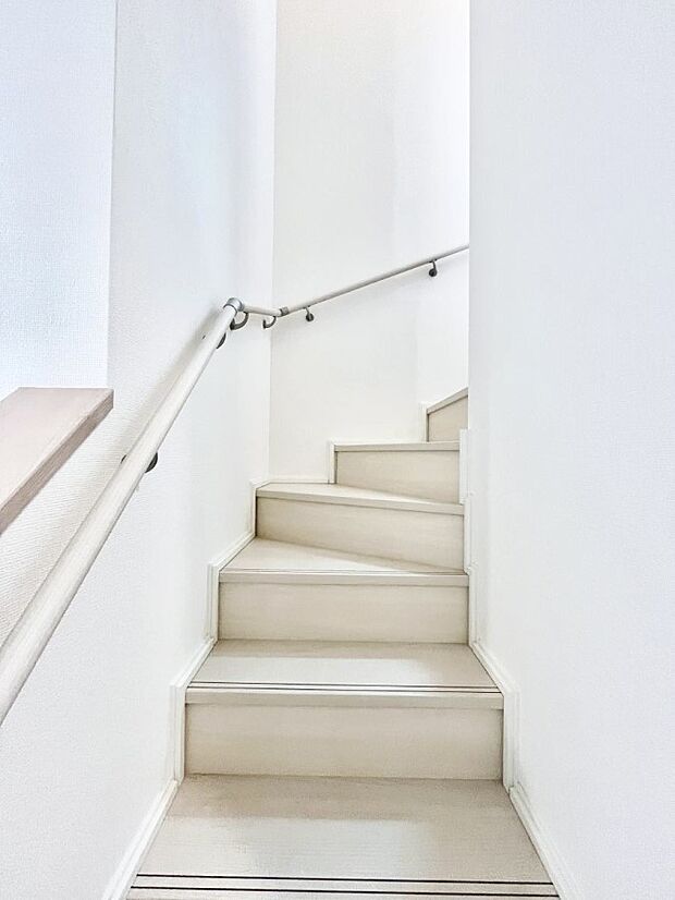 【その他内観】安全性を考慮し階段には手すりを設置しています