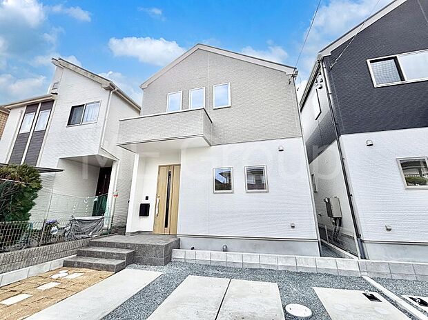 【現地外観写真】洗練された外観、上質な住空間が広がる室内は永く安心して過ごせる住居です。