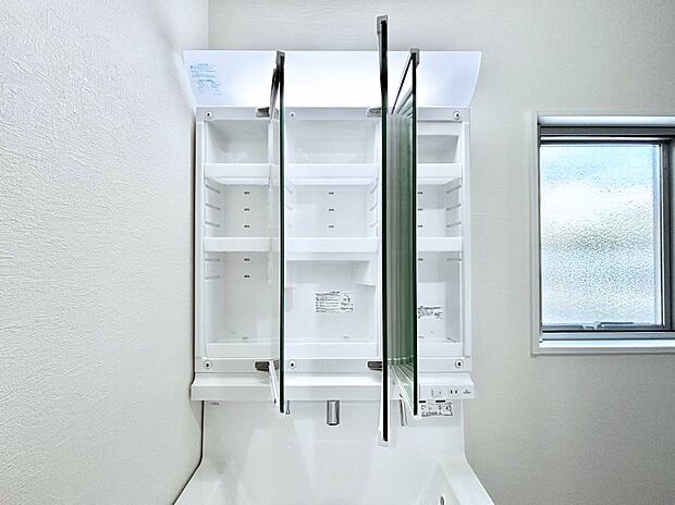 【三面鏡裏収納】三面鏡の裏に、化粧品や衛生用品などを収納可能。洗面台をすっきりと保ちます!