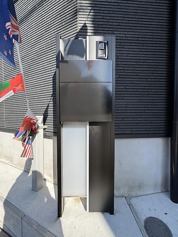 【その他現地】シンプルデザインのポスト。