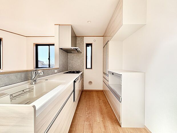 【キッチン】キッチンとお揃いのカップボード。全体に統一感ある仕上がりになっています。