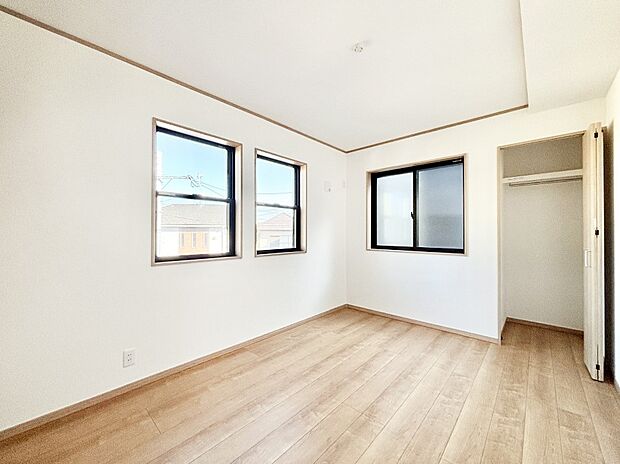 【寝室】窓からのやさしい光が心地よいプライベートルーム