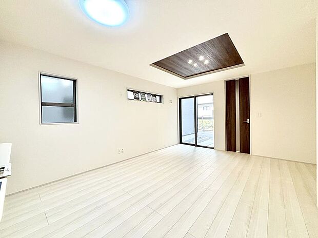 【リビングダイニング】明るい陽光が注ぎ、寛ぎの雰囲気に満たされるリビング・ダイニング。