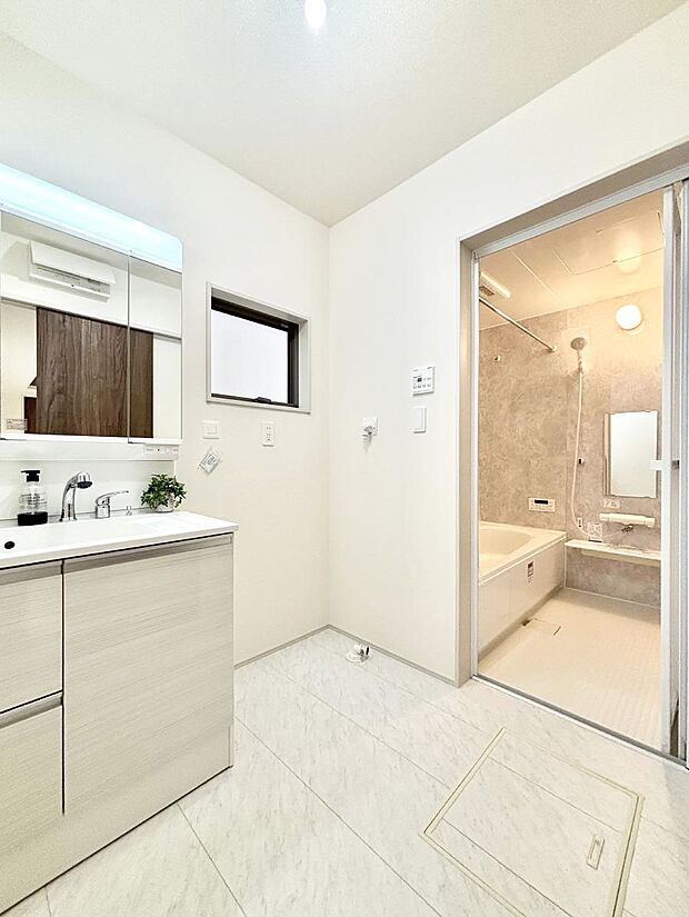 【脱衣場】清潔感のある快適空間です。毎日の身支度も気持ち良くお使い頂けます。