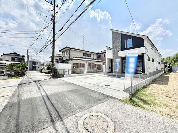 【前面道路含む現地写真】見通しの良さとともに、街並みに開放感を与えてくれます。