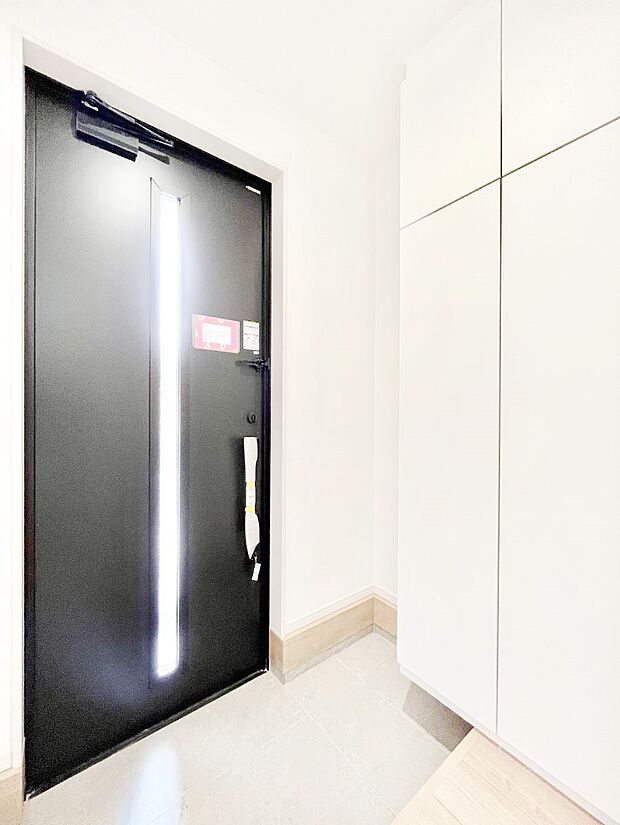 【玄関】ご家族やお客様を気持ちよくお出迎え!明るい陽光が入り込む玄関。