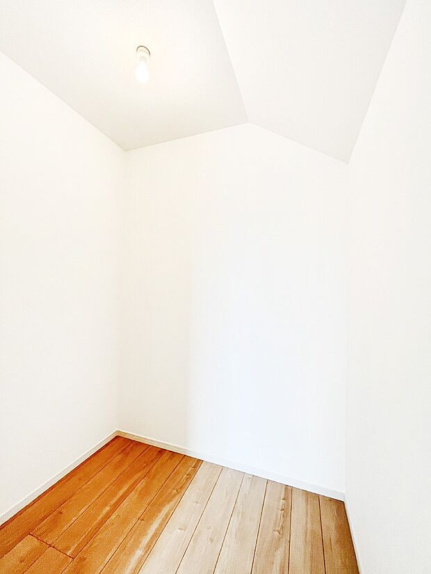 【ウォークインクローゼット】季節の衣類もスッキリ収納!大容量の収納力が魅力的なWIC付きです。