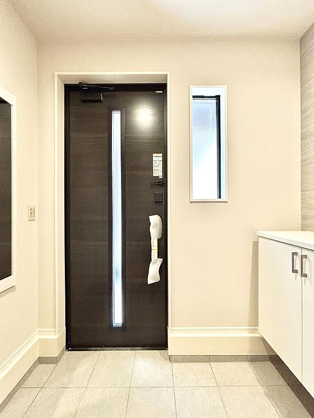 【玄関】明るい玄関はお客様をお出迎えするのにぴったりです!