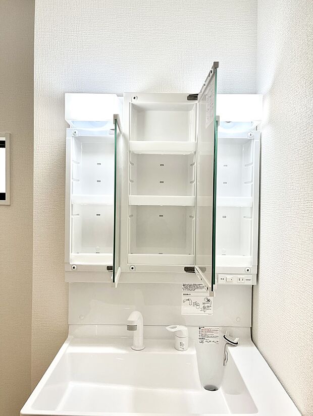 【三面鏡裏収納】三面鏡の裏に、化粧品や衛生用品などを収納可能。洗面台をすっきりと保ちます！