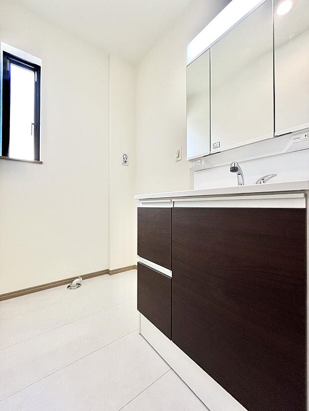 【洗面台・洗面所】小窓がついているので湿気の多い場所でも換気ができ快適です。毎日の身支度を気持ち良く行えますね。