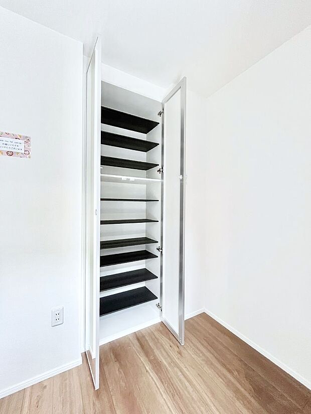 【玄関】天井まである玄関収納で、家族全員の靴もすっきり収納!