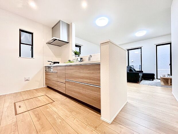 【ダイニングキッチン】料理をしながらでもご家族との会話を楽しめる対面キッチン