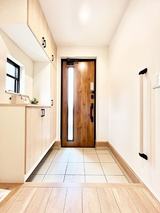 【玄関】明るい玄関はお客様をお出迎えするのにぴったりです！