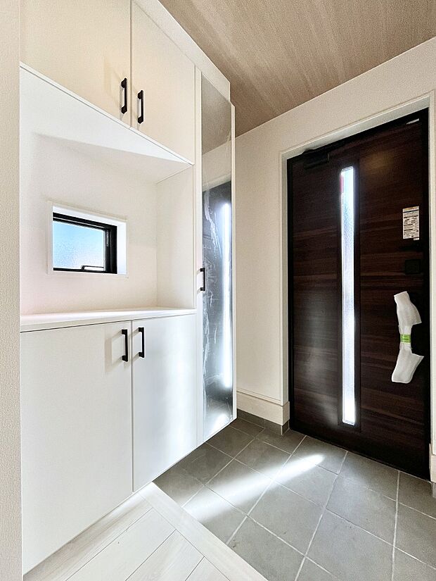 【玄関】飾り棚を利用して、お越しいただくお客様をおもてなしできます。