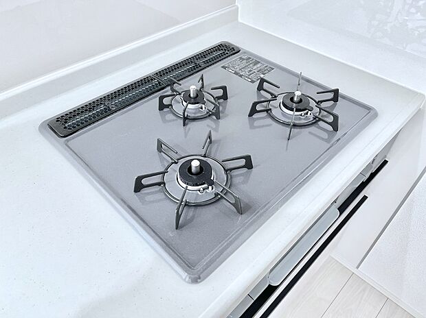 【Siセンサーコンロ】ガスコンロはSiセンサー搭載。火力調節や焦げ付き・消し忘れも防いでくれます。