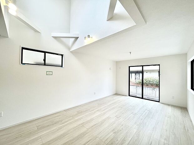 【リビングダイニング】開放感ある広々リビングは明るい陽光が入り込む家族みんなの憩いの空間です!