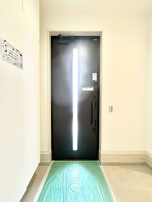 【玄関】明るい玄関はお客様をお出迎えするのにぴったりです!