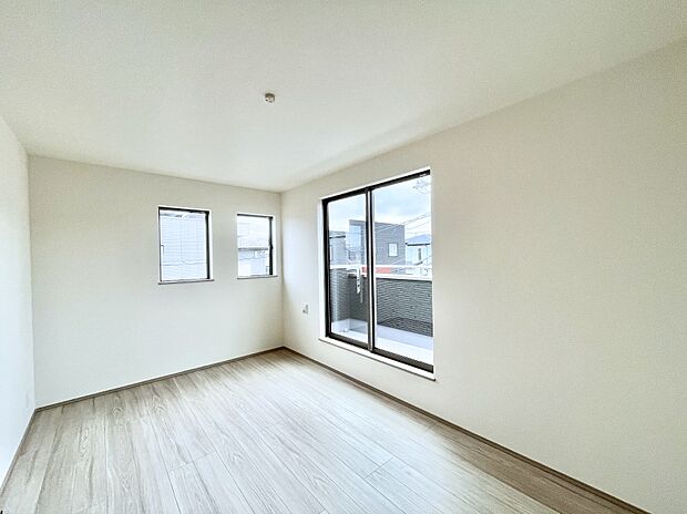 【寝室】明るいバルコニーサイドに洋室を設置。目覚めの良い寝室に。