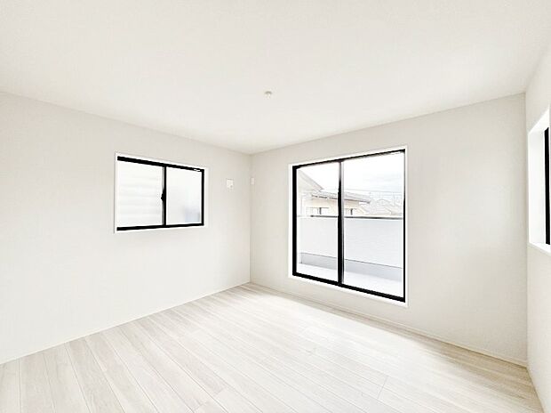 【寝室】明るいバルコニーサイドに洋室を設置。目覚めの良い寝室に。　