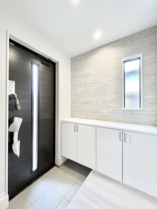 【玄関】ガラススリットの入った玄関ドアが室内に光を届けてくれます　