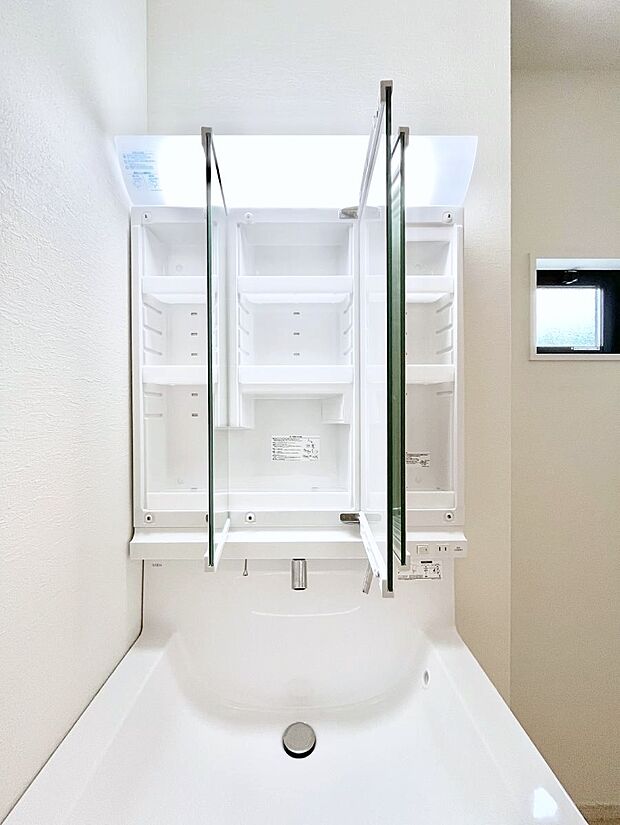 【三面鏡裏収納】三面鏡の裏に、化粧品や衛生用品などを収納可能。洗面台をすっきりと保ちます!