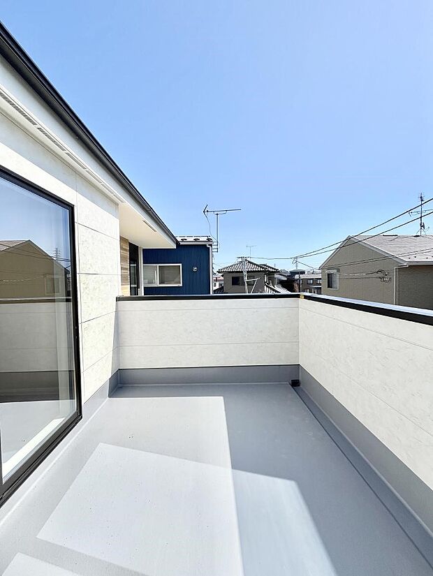 【バルコニー】南向きゆったりバルコニーだから沢山お洗濯ものを干せます。