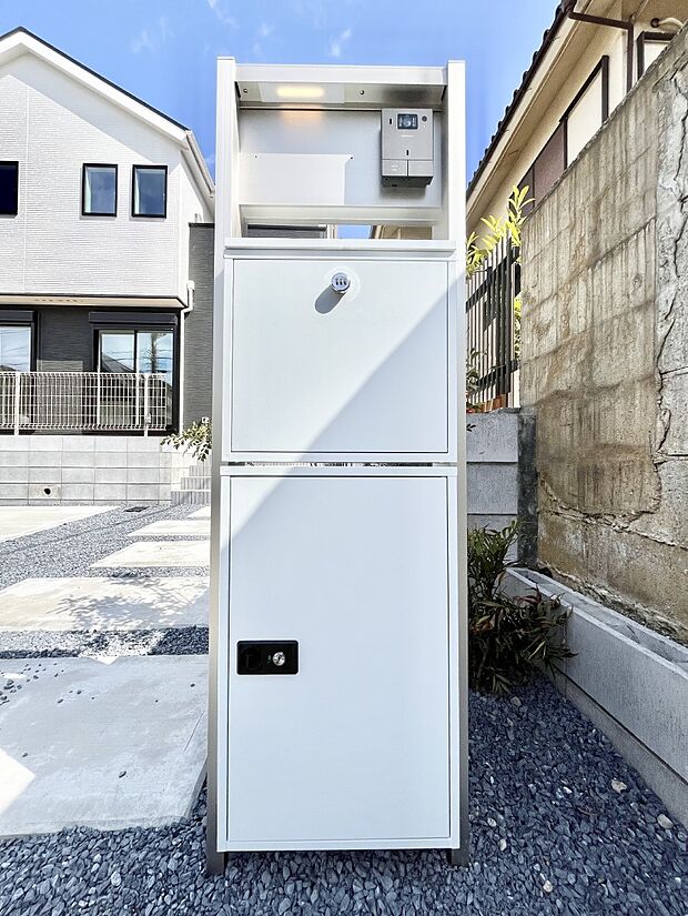 【その他現地】表札・インターホン・ポスト・宅配ＢＯＸをひとつに集約。エントランスになじむシンプルデザイン。