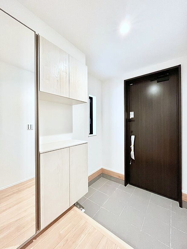 【玄関】ミラー付きシューズボックスはお出かけ前の身だしなみチェックに便利