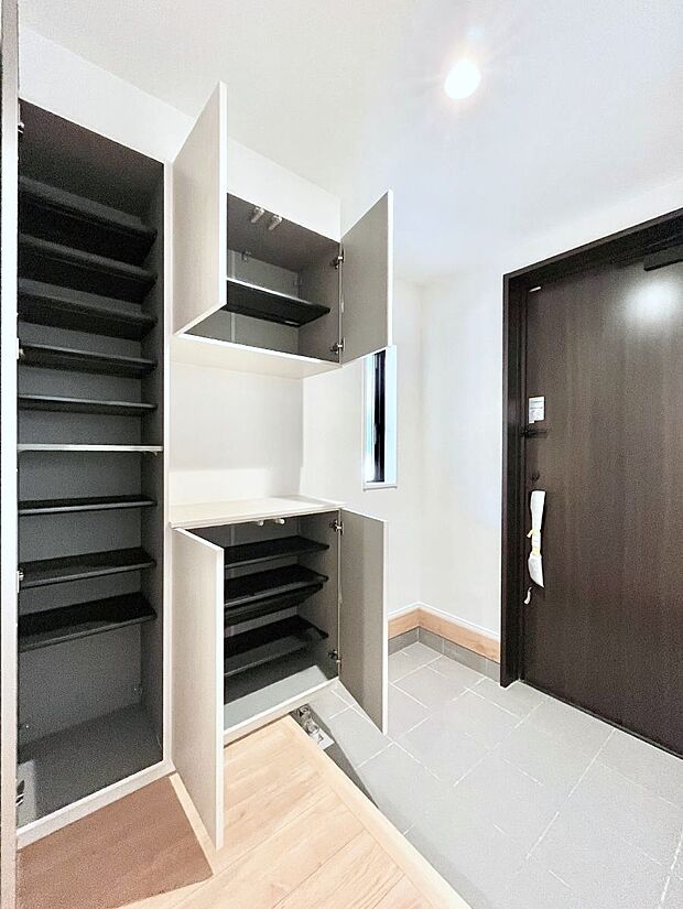 【玄関】天井まである玄関収納で、家族全員の靴もすっきり収納!