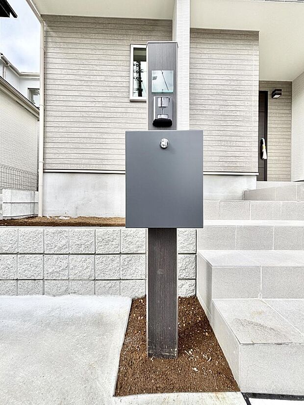【その他現地】表札・インターホン・ポストをひとつに集約。エントランスになじむシンプルデザイン。