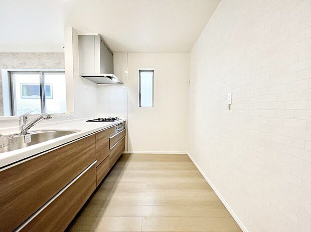 【ダイニングキッチン】爽やかな風が通り抜けるキッチン。窓があるので明るく換気にも役立ちます。