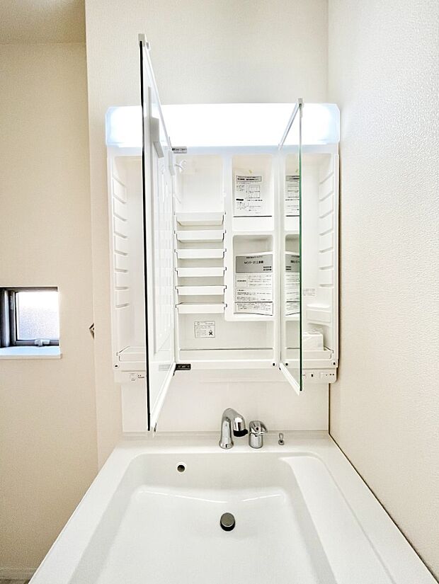 【三面鏡裏収納】三面鏡の裏に、化粧品や衛生用品などを収納可能。洗面台をすっきりと保ちます!