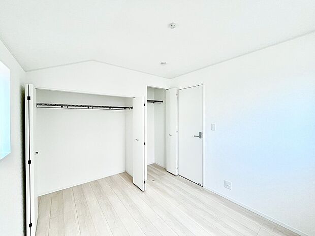 【寝室】収納が充実しているので居住スペースを広々使えます