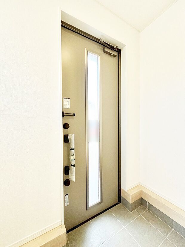 【玄関】ガラススリットの入った玄関ドアが室内に光を届けてくれます