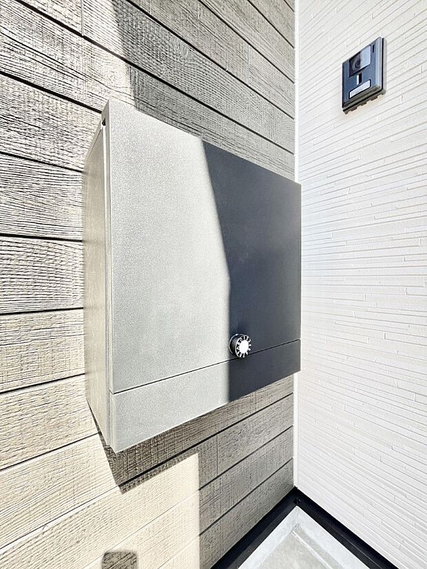 【その他現地】シンプルデザインのポスト。