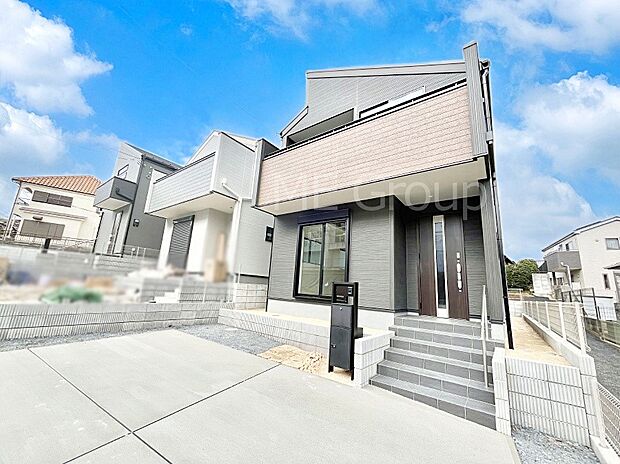 【現地外観写真】洗練された外観、上質な住空間が広がる室内は永く安心して過ごせる住居です。