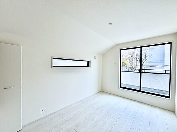 【寝室】明るいバルコニーサイドに洋室を設置。目覚めの良い寝室に。 