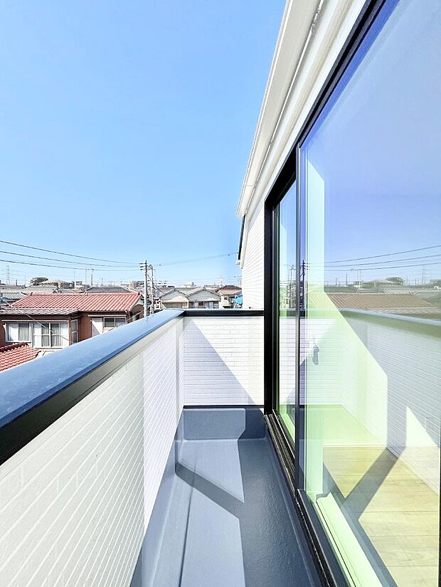 【バルコニー】暖かな陽光が降り注ぐバルコニーはお洗濯におすすめ。爽やかな風も心地よいです。