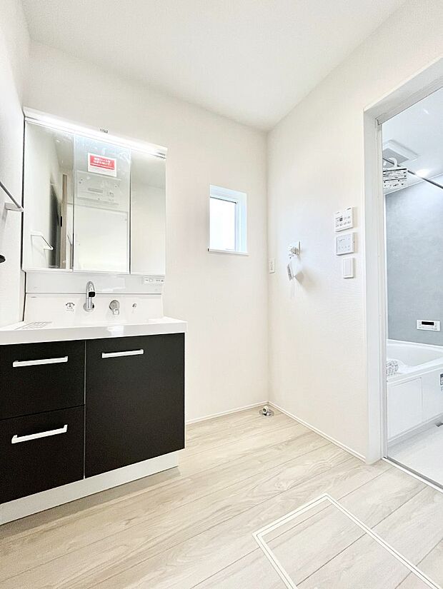 【脱衣場】身支度もスムーズにおこなえる脱衣場      　