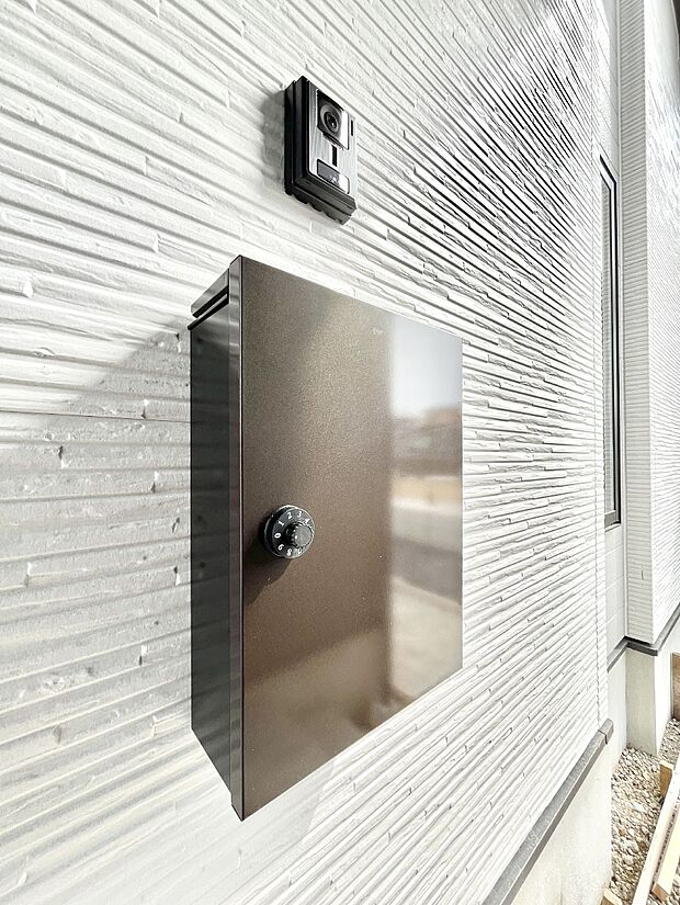 【その他現地】シンプルデザインのポスト。