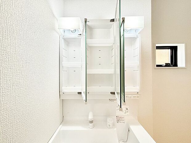 【三面鏡裏収納】三面鏡の裏に、化粧品や衛生用品などを収納可能。洗面台をすっきりと保ちます!