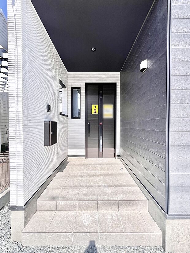 【玄関】玄関前は雨が降っても濡れにくい屋根付き