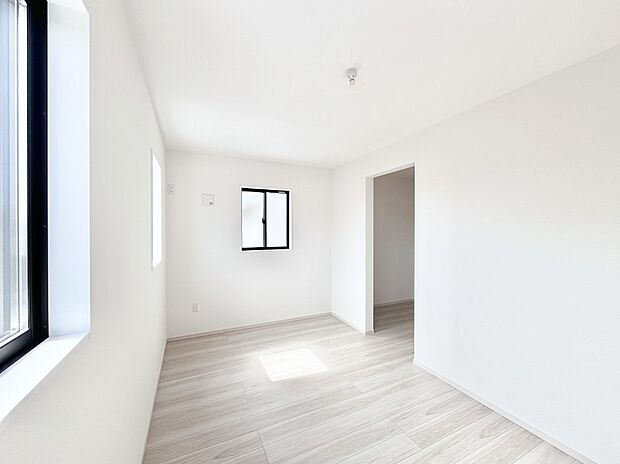 【寝室】ウォークインクローゼットがあるお部屋。季節ごとの入れ替えも不要で便利です！